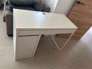 Escritorio blanco con cajones y estantería