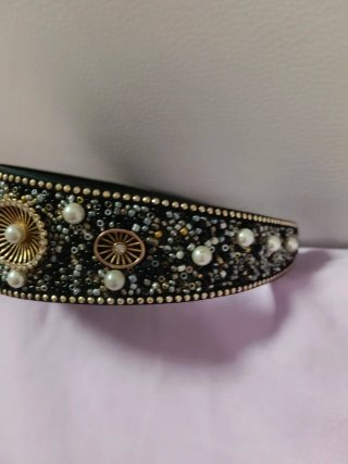 Diadema perlas y pedrería negra y dorada