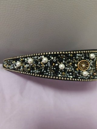 Diadema perlas y pedrería negra y dorada