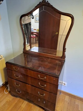 Cómoda antigua de madera con espejo