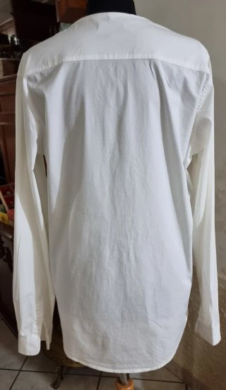 Camicia bianca senza collo (collarless shirt)