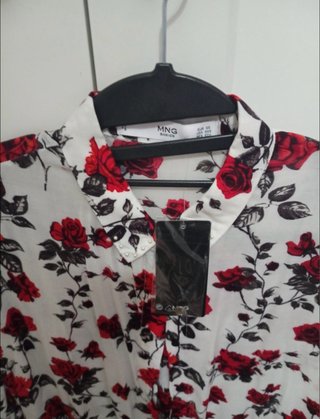 Camisa Mango Flores Rojas y Blancas