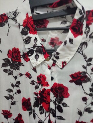 Camisa Mango Flores Rojas y Blancas