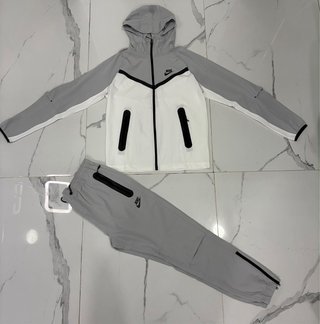 Conjunto Nike Tech Gris y Blanco