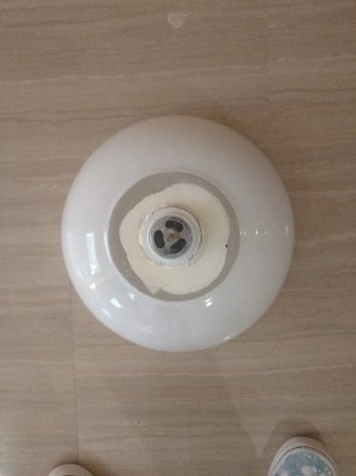 Lavabo blanco sobre encimera de porcelana redondo
