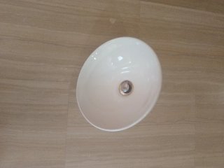 Lavabo blanco sobre encimera de porcelana redondo