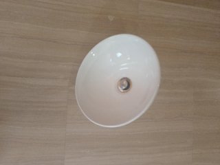 Lavabo blanco sobre encimera de porcelana redondo