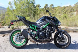 Kawasaki Z900 A2 LIMITADA 2024 | Givi + puños |