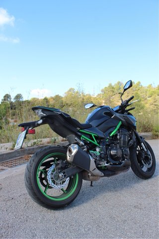 Kawasaki Z900 A2 LIMITADA 2024 | Givi + puños |