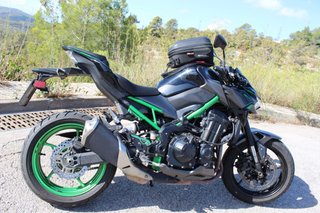 Kawasaki Z900 A2 LIMITADA 2024 | Givi + puños |
