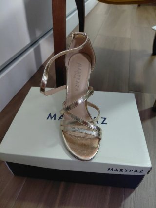 Zapatos de tacón Marypaz dorados