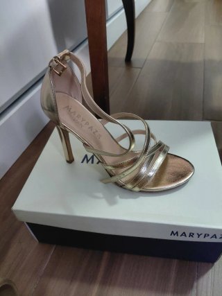 Zapatos de tacón Marypaz dorados