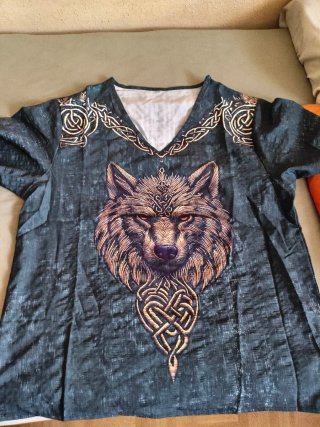 Camiseta Lobo Celta Negra y Dorada