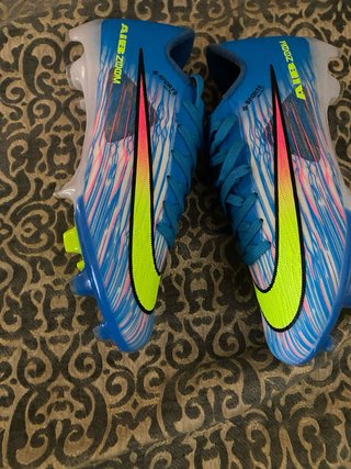 Botas de fútbol Nike azules y verdes