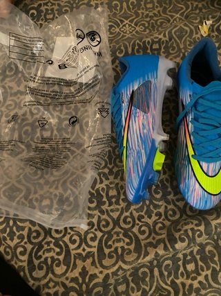 Botas de fútbol Nike azules y verdes
