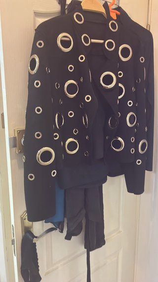 Chaqueta negra con ojales dorados
