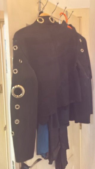 Chaqueta negra con ojales dorados