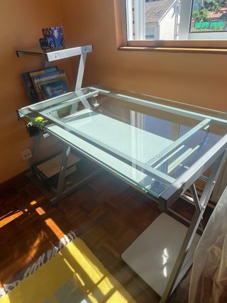 Escritorio cristal con baldas