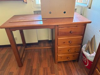 Escritorio de madera con cajones