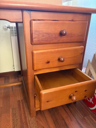 Escritorio de madera con cajones