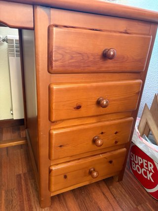 Escritorio de madera con cajones