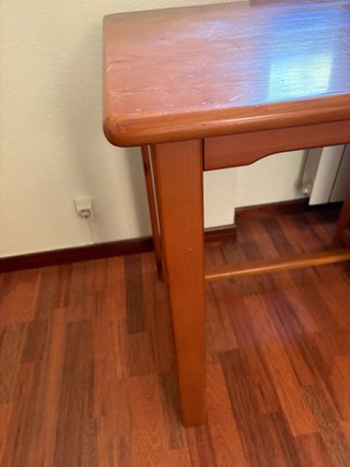 Escritorio de madera con cajones
