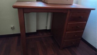 Escritorio de madera con cajones