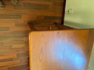 Escritorio de madera con cajones