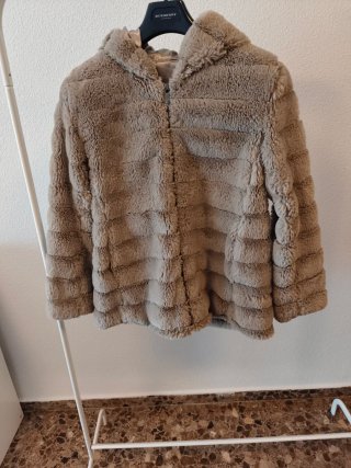 Abrigo corto pelo capucha beige