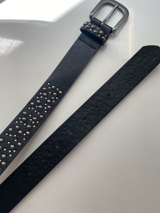 Cinturón negro Bershka con tachuelas plateadas