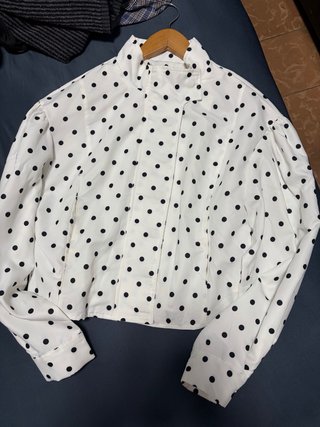 Chaqueta lunares blanca y negra
