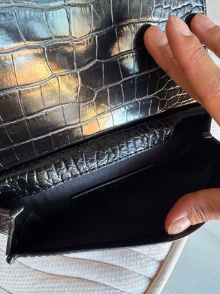 Riñonera negra efecto piel cocodrilo