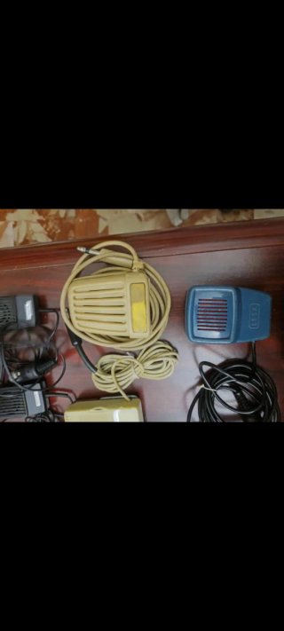 Lotto radio, accendini e microfoni vintage