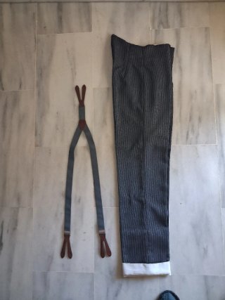 Pantalón campero gris y tirantes cuero T42