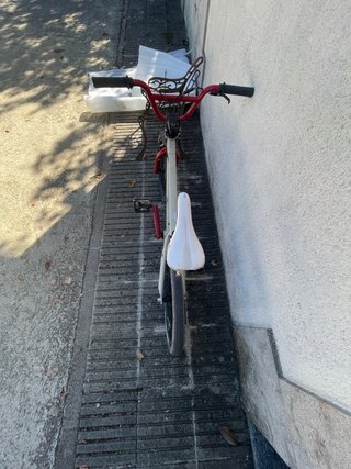 Bicicleta BMX Roja y Gris GT