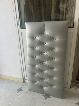 Cabecero plateado polipiel con diamantes