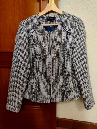 Chaqueta Pilar Prieto azul y blanco