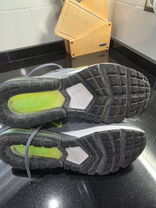 Zapatillas Nike Grises con Detalles Verdes