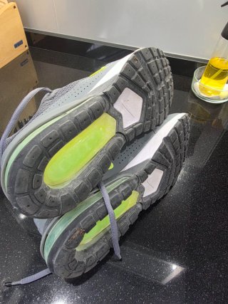 Zapatillas Nike Grises con Detalles Verdes