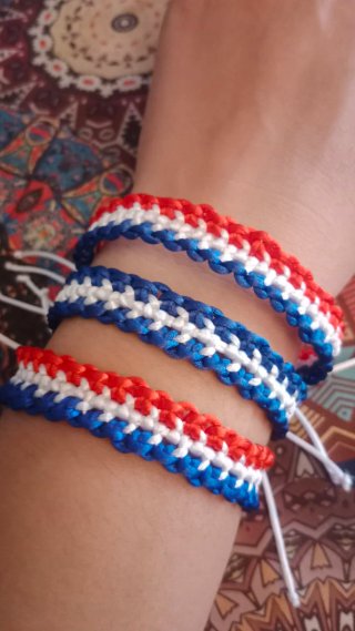 Pulseras artesanales colores país