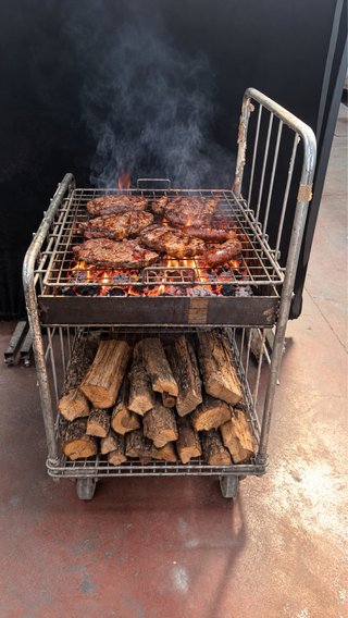 Barbacoa móvil metálica