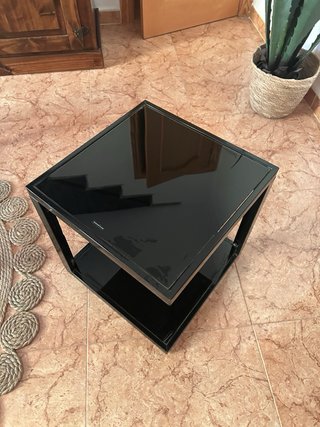 Mesa auxiliar cristal y metal negra