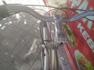 Bicicleta de paseo plateada