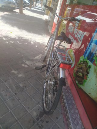 Bicicleta de paseo plateada