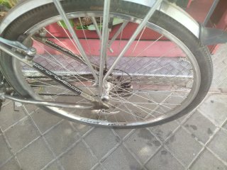 Bicicleta de paseo plateada