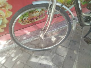 Bicicleta de paseo plateada