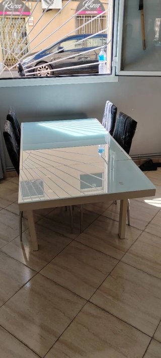 Mesa y 4 sillas comedor  50€ SOLO HOY!!!! ME URGE!