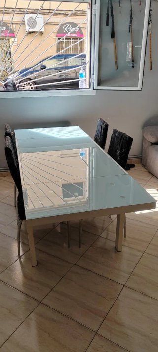 Mesa y 4 sillas comedor  50€ SOLO HOY!!!! ME URGE!