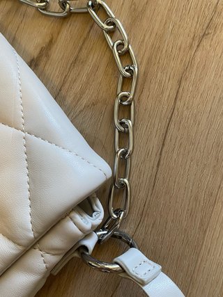 Bolso Parfois blanco acolchado cadena