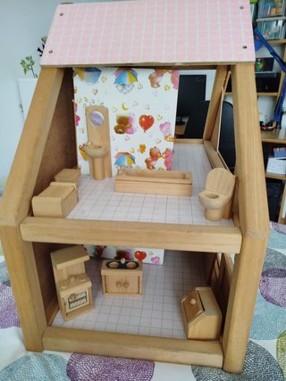 Casa de muñecas de madera con muebles incluidos